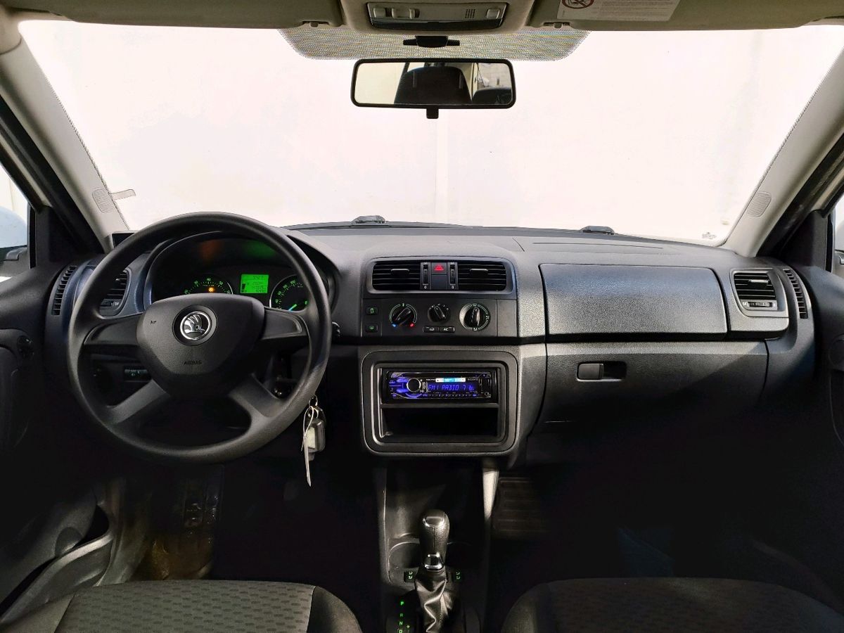 Автомобиль Skoda Fabia II (5J) [рестайлинг] 1.6 AT (105 л.с.) Ambition Белый 2013 с пробегом 146 926 км