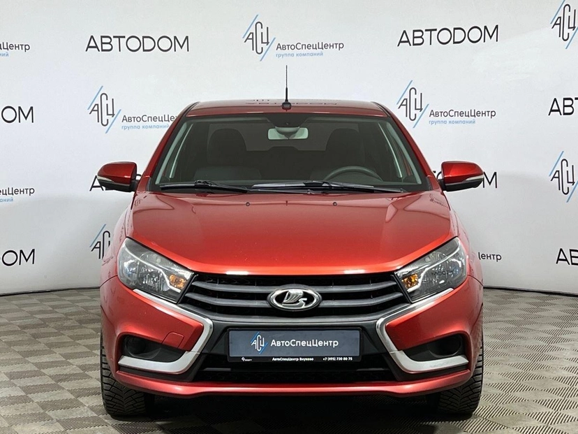 Автомобиль Lada (ВАЗ) Vesta I поколение 1.8 AMT (122 л.с.) Luxe Multimedia (2016-2018) Красный 2018 с пробегом 65 859 км