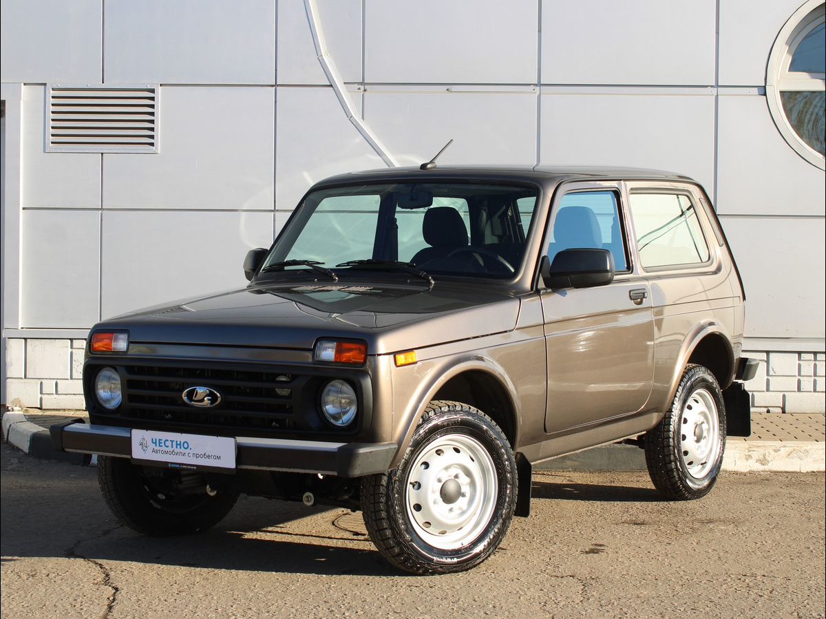 Автомобиль Lada (ВАЗ) Niva Legend I поколение 1.7 MT 4WD (83 л.с.) Luxe Коричневый 2022 с пробегом 49 км