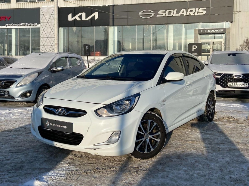Автомобиль Hyundai Solaris I поколение 1.6 AT (123 л.с.) Comfort Белый 2013 с пробегом 156 000 км