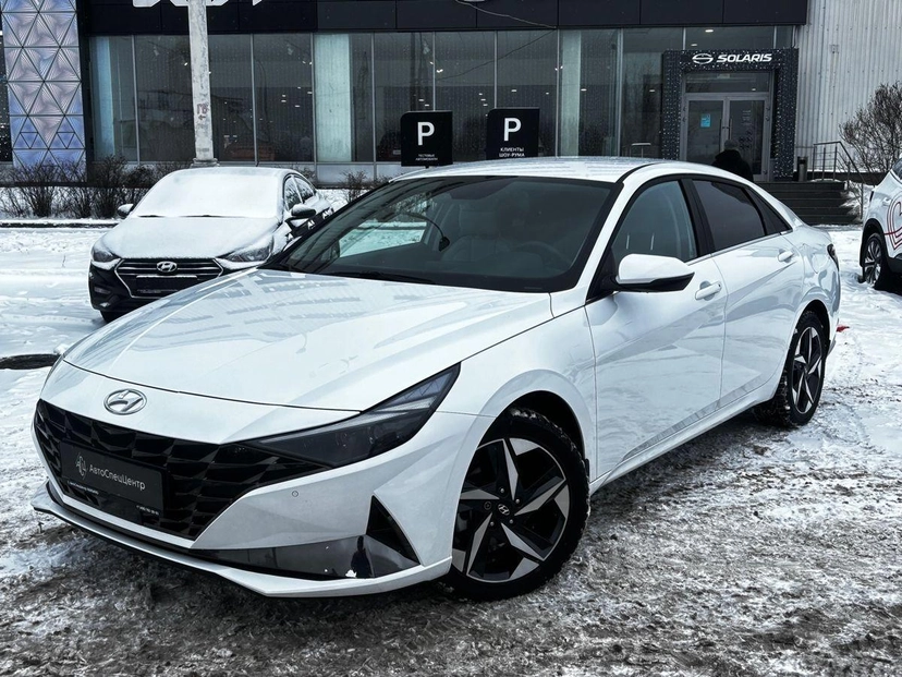 Автомобиль Hyundai Elantra VII поколение (CN7) 1.6 AT (128 л.с.) Prestige Белый 2021 с пробегом 25 600 км