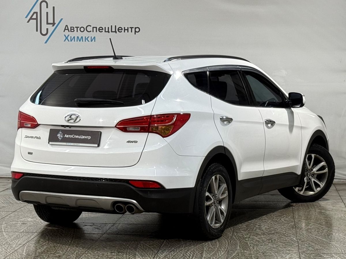 Автомобиль Hyundai Santa Fe III поколение (DM) 2.4 AT 4WD (175 л.с.) Dynamic Белый 2013 с пробегом 175 000 км