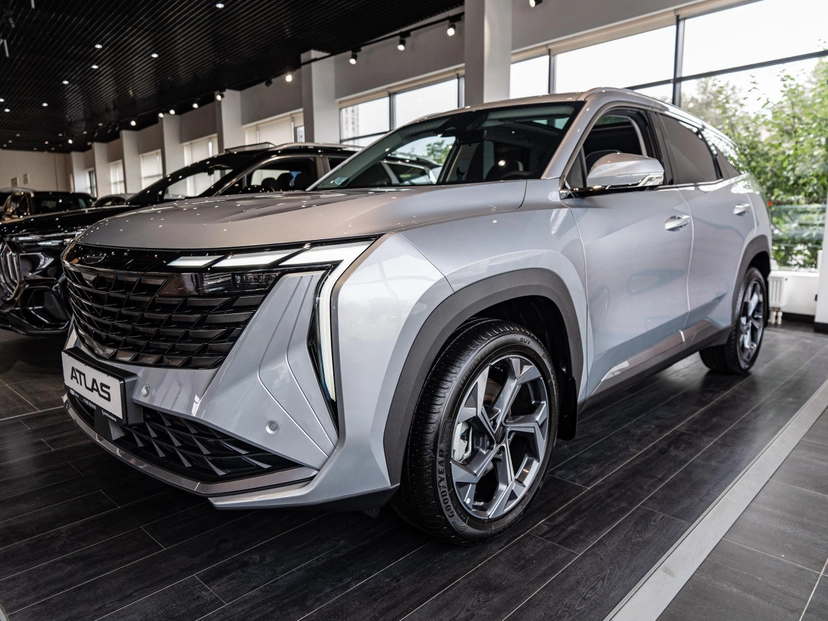 Автомобиль Geely Atlas II поколение 2.0 AT 4WD (200 л.с.) Flagship Sport Серебристый 2024 новый
