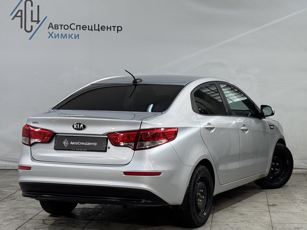 Автомобиль Kia Rio III [рестайлинг] 1.6 AT (123 л.с.) Comfort Аудио Серебристый 2017 с пробегом 101 000 км