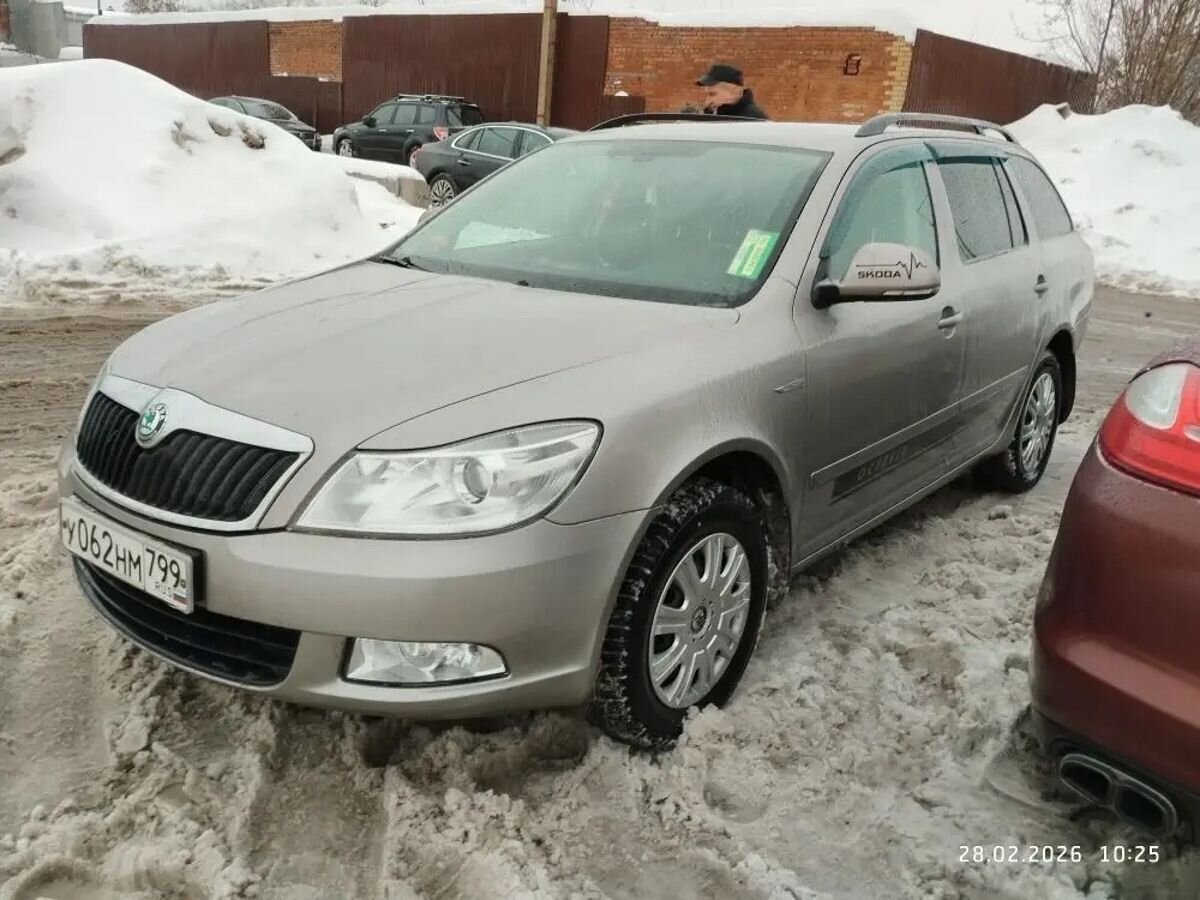 Автомобиль Skoda Octavia II (A5) [рестайлинг] 1.6 AT (102 л.с.) Ambition Серый 2012 с пробегом 171 565 км