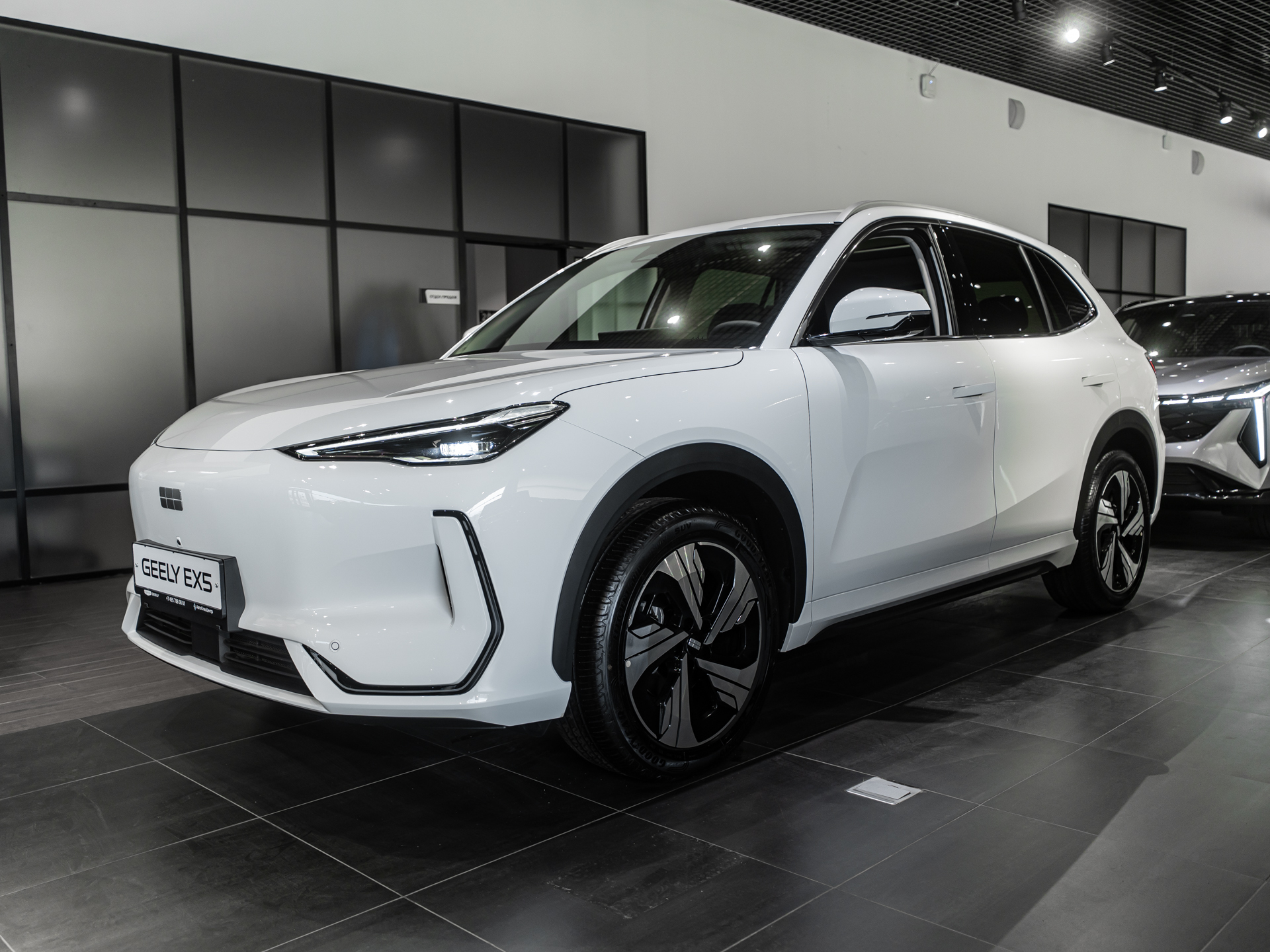 Автомобиль Geely EX5 EM-i I поколение 1.5hyb AT (218 л.с.) Max Белый 2026 новый