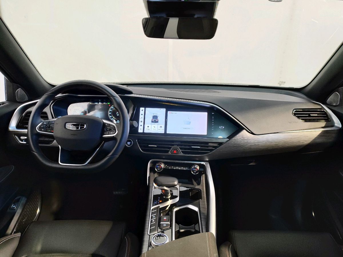 Автомобиль Geely Tugella I [рестайлинг] 2.0 AT 4WD (238 л.с.) Flagship Белый 2024 с пробегом 30 555 км