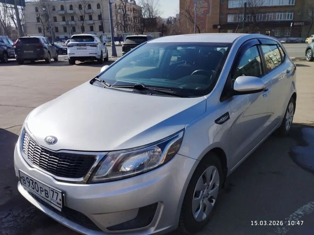 Автомобиль Kia Rio III поколение 1.4 AT (107 л.с.) Comfort Серебристый 2013 с пробегом 69 362 км