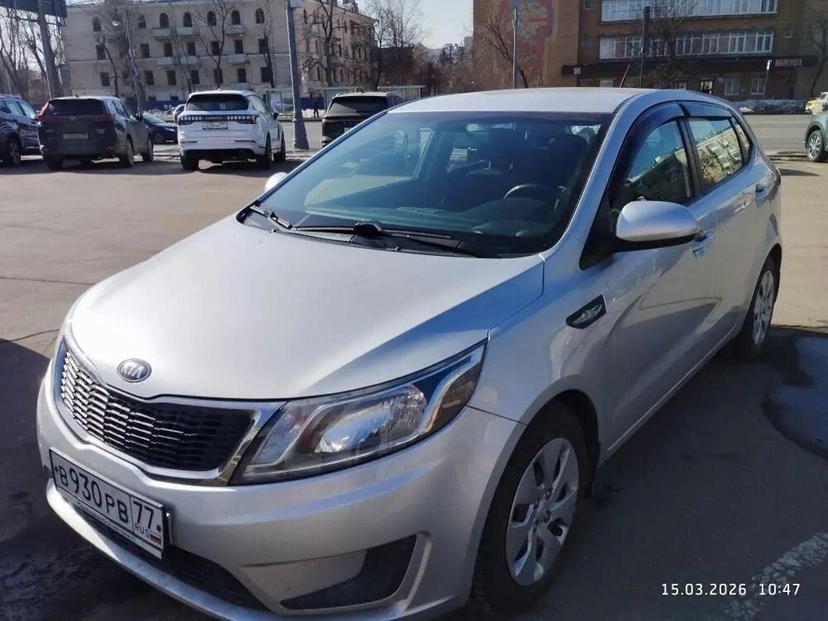 Автомобиль Kia Rio III поколение 1.4 AT (107 л.с.) Comfort Серебристый 2013 с пробегом 69 362 км