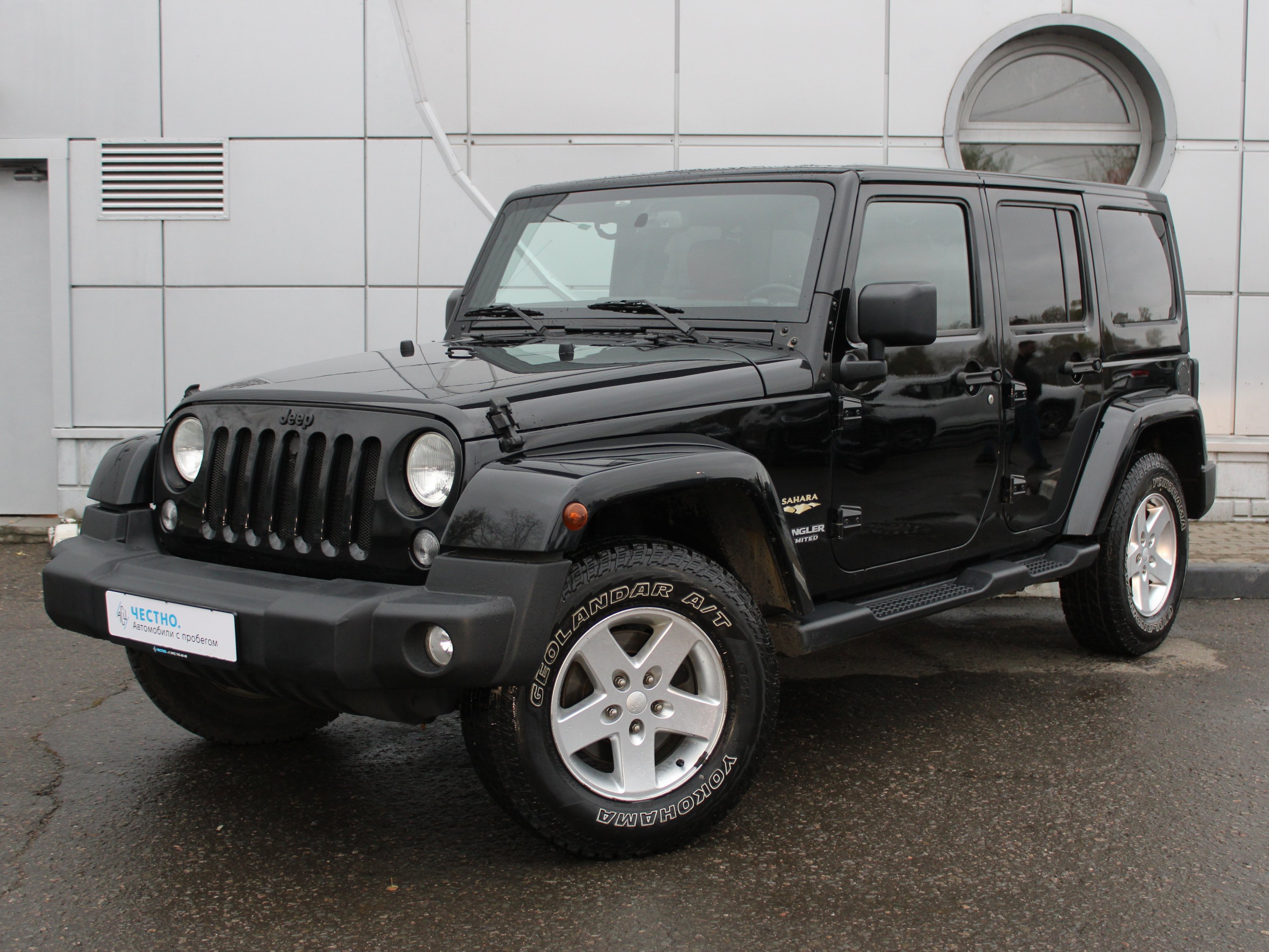 Автомобиль Jeep Wrangler III поколение (JK) 3.6 AT 4WD (284 л.с.) SAHARA Черный 2014 с пробегом 93200 км