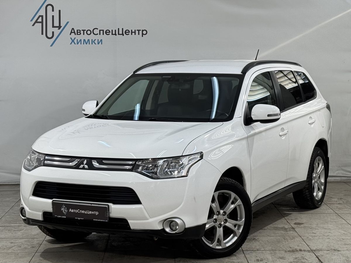 Автомобиль Mitsubishi Outlander III поколение 2.4 CVT 4WD (167 л.с.) Instyle Белый 2014 с пробегом 124 000 км