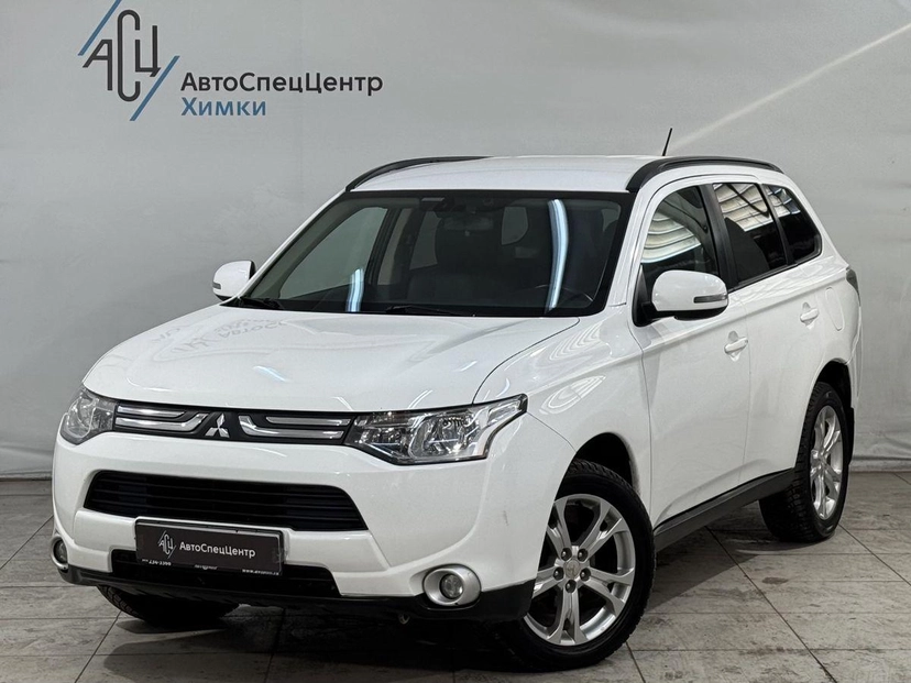 Автомобиль Mitsubishi Outlander III поколение 2.4 CVT 4WD (167 л.с.) Instyle Белый 2014 с пробегом 124 000 км
