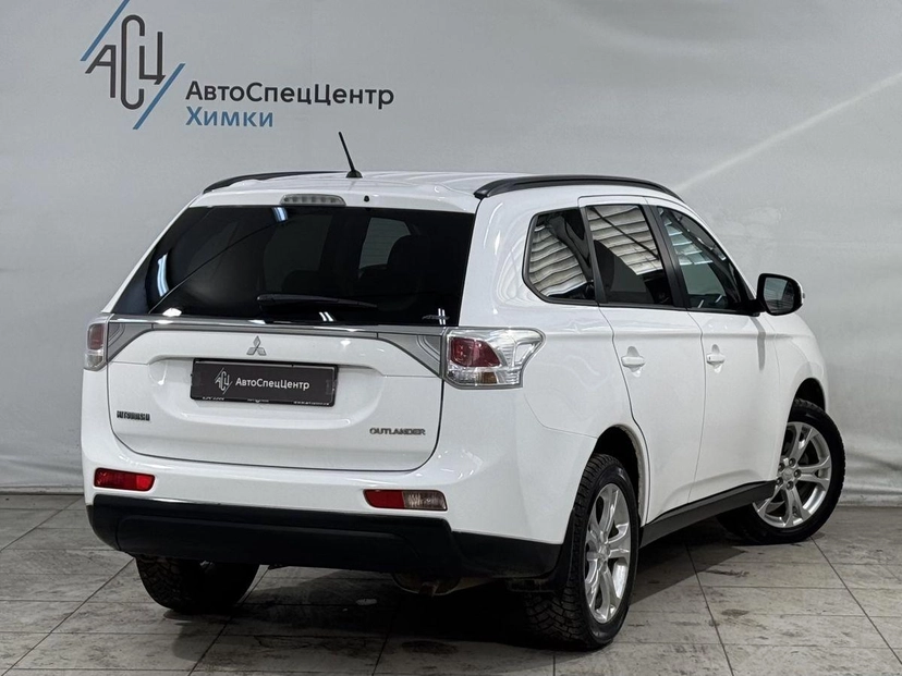Автомобиль Mitsubishi Outlander III поколение 2.4 CVT 4WD (167 л.с.) Instyle Белый 2014 с пробегом 124 000 км