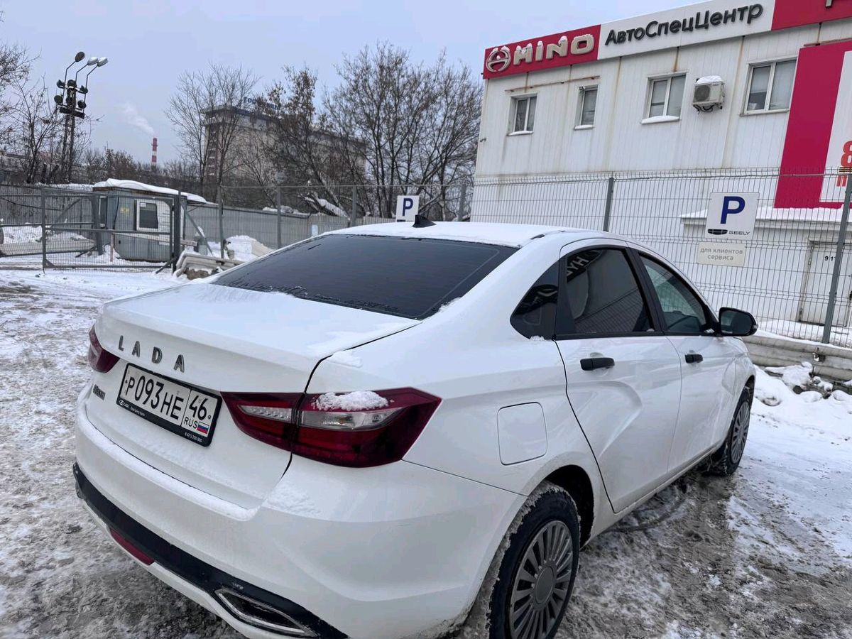 Автомобиль Lada (ВАЗ) Vesta I [рестайлинг] 1.6 MT (106 л.с.) Life Белый 2023 с пробегом 51 660 км