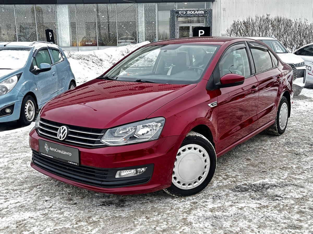 Автомобиль Volkswagen Polo V [рестайлинг] 1.6 AT (110 л.с.) Highline Красный 2018 с пробегом 68 000 км