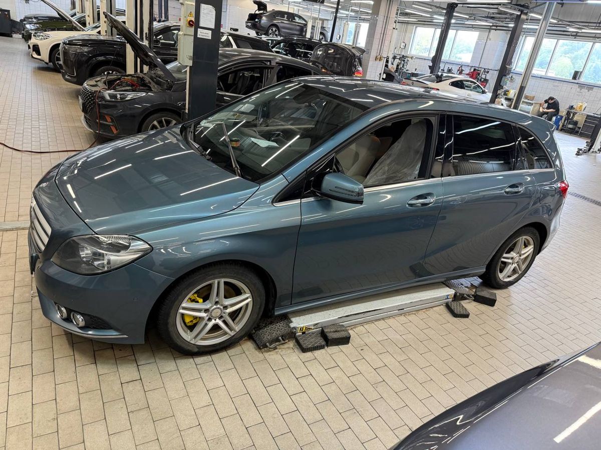 Mercedes-Benz B-Класс II поколение (W246) 200 1.6 AMT (156 л.с.) Особая серия Синий 2012 с пробегом 197 000 км