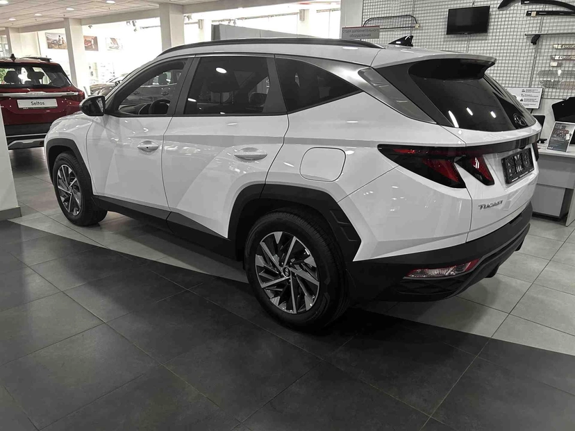 Автомобиль Hyundai Tucson IV поколение 2.0 AT 4WD (150 л.с.) Travel Белый 2023 новый