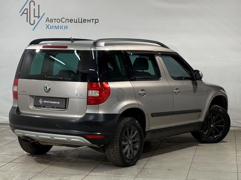 Автомобиль Skoda Yeti I поколение 2.0d AMT 4WD (140 л.с.) Base Бежевый 2013 с пробегом 216 000 км