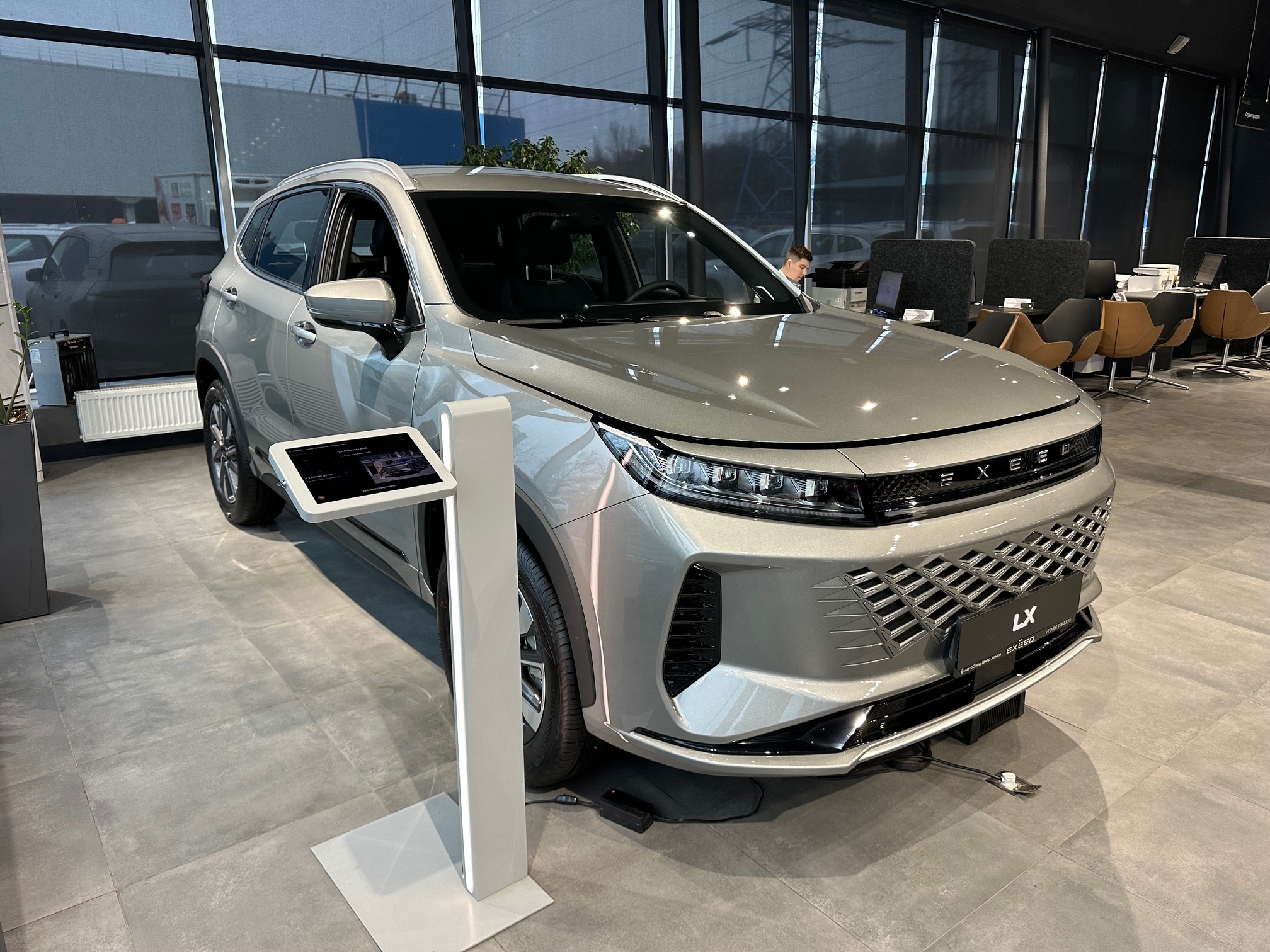 Автомобиль EXEED LX I [2-й рестайлинг] 1.6 AMT 4WD (150 л.с.) Premium Серебристый 2024 новый