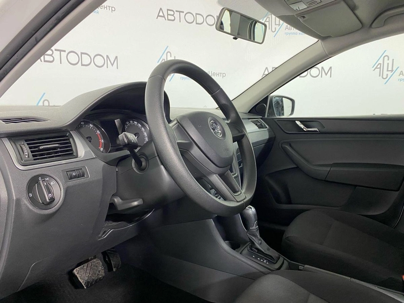 Автомобиль Skoda Rapid I поколение 1.6 AT (110 л.с.) Active Белый 2017 с пробегом 76 823 км