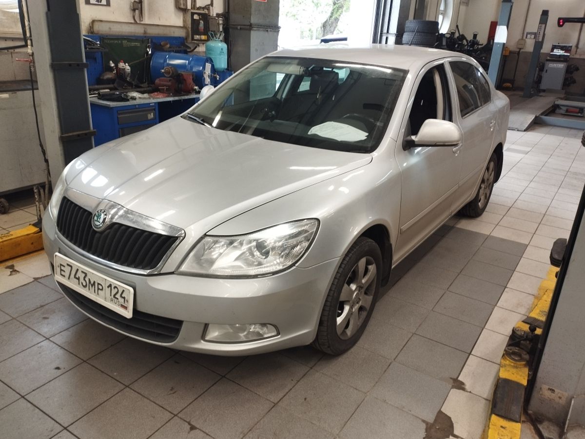 Skoda Octavia II (A5) [рестайлинг] 1.6 AT (102 л.с.) Elegance Серебристый 2013 с пробегом 221 696 км