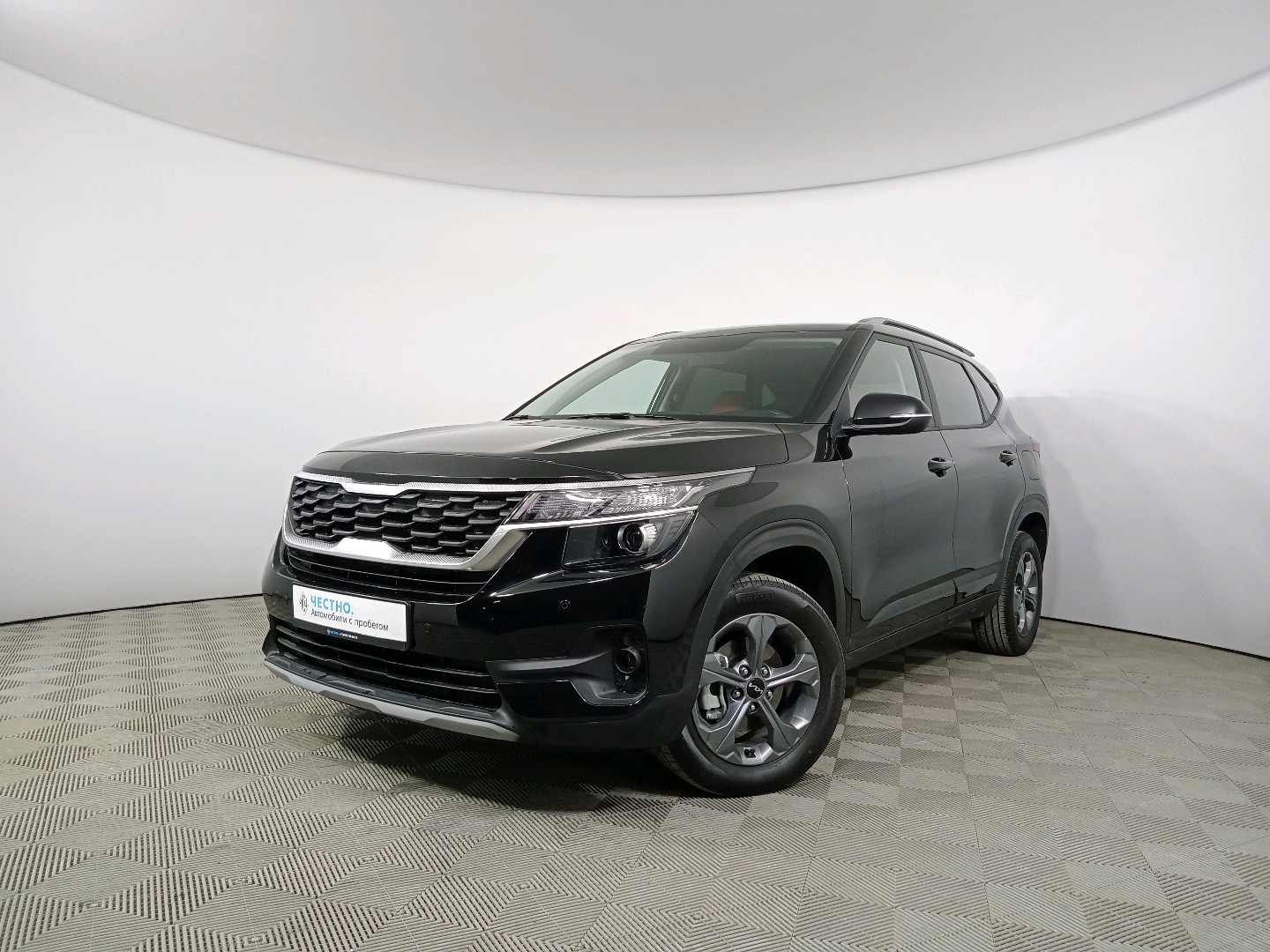 Автомобиль Kia Seltos I поколение 1.6 AT (123 л.с.) Luxe Черный 2022 с пробегом 6200 км
