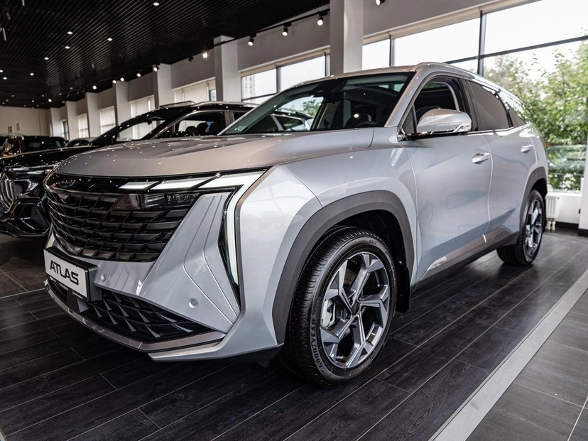 Автомобиль Geely Atlas II поколение 2.0 AT 4WD (200 л.с.) Luxury Серебристый 2025 новый