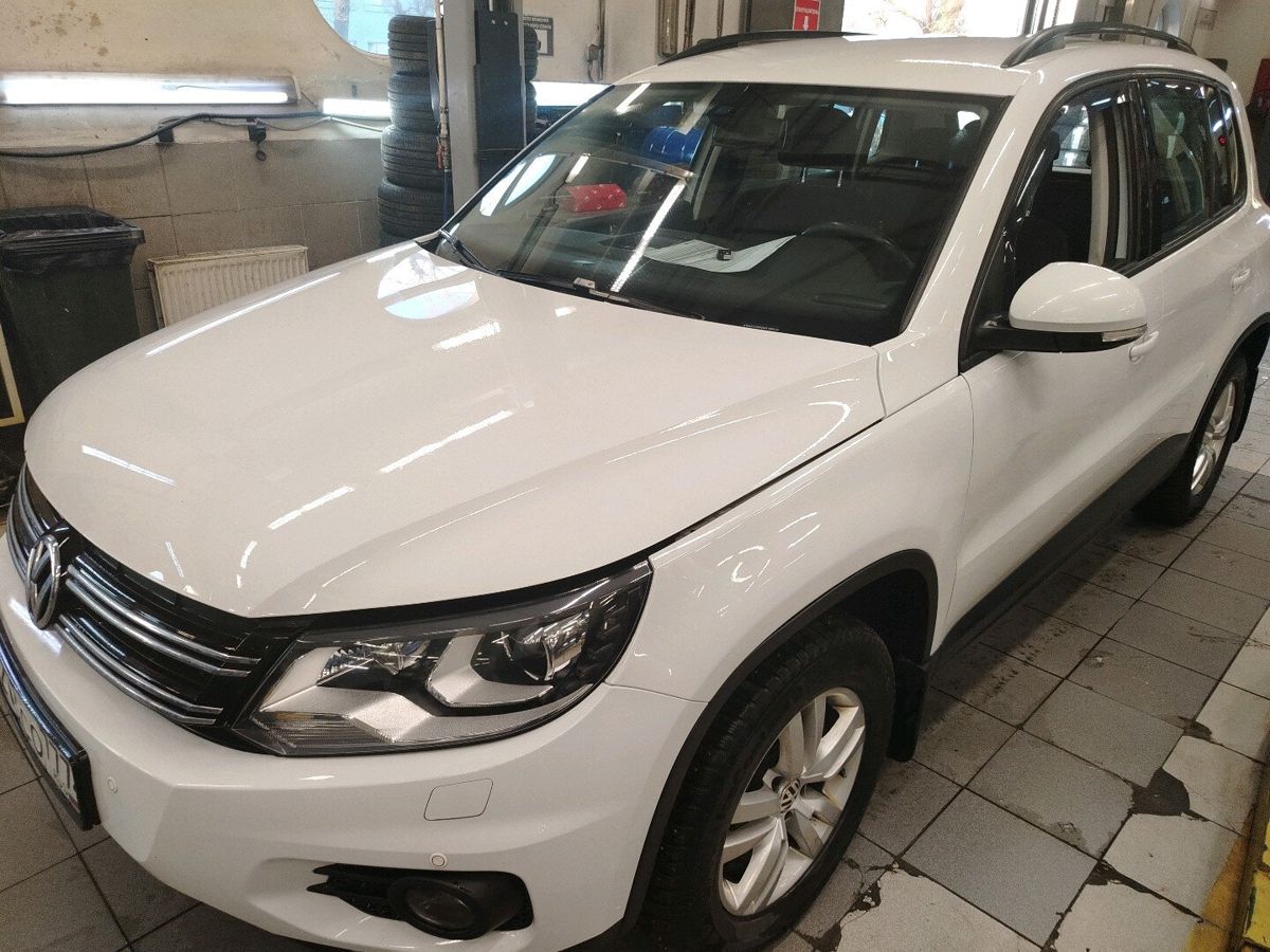Автомобиль Volkswagen Tiguan I [рестайлинг] 2.0 AT 4WD (180 л.с.) Track & Field Белый 2016 с пробегом 117 847 км