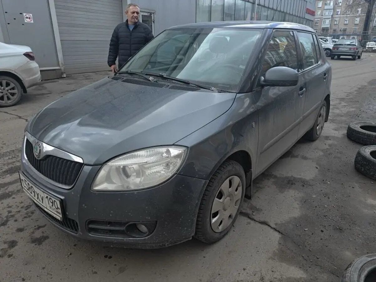 Автомобиль Skoda Fabia II поколение (5J) 1.6 AT (105 л.с.) Sport Серый 2009 с пробегом 207 447 км