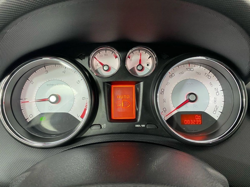 Автомобиль Peugeot 408 I [рестайлинг] 1.6 AT (150 л.с.) Allure Белый 2019 с пробегом 83 237 км