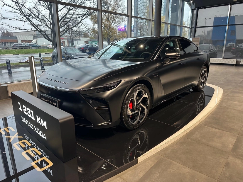 Автомобиль EXEED EXLANTIX ES I поколение 1.5hyb AT 4WD (469 л.с.) Base Чёрный 2025 новый