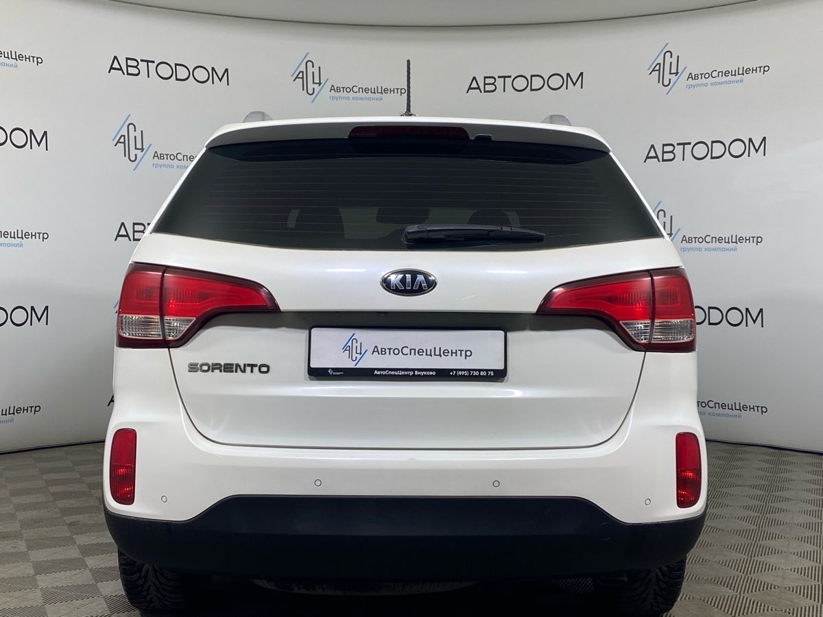 Автомобиль Kia Sorento II [рестайлинг] 2.4 AT 4WD (175 л.с.) New Luxe (2015) Белый 2018 с пробегом 120 000 км
