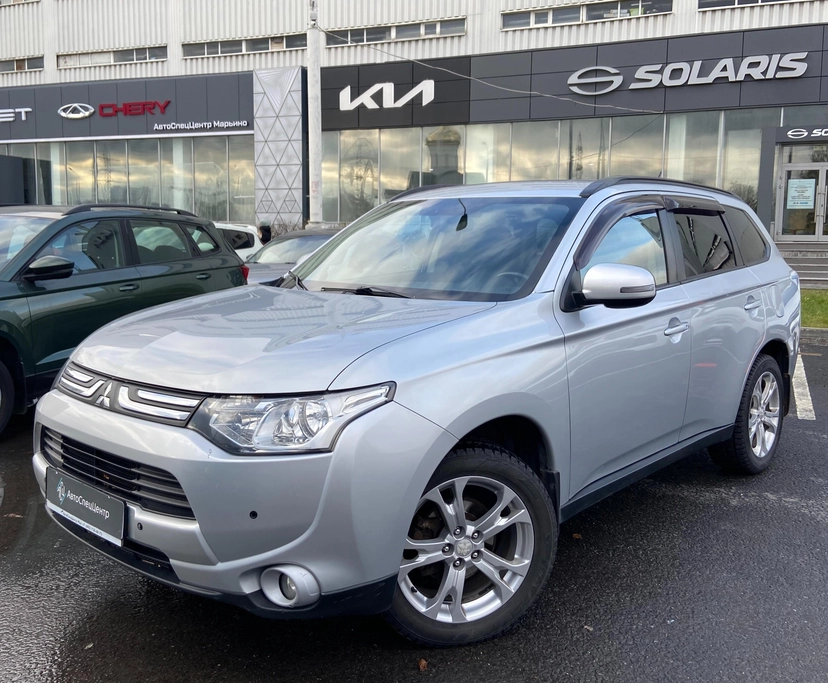 Автомобиль Mitsubishi Outlander III поколение 2.4 CVT 4WD (167 л.с.) Ultimate Серебристый 2013 с пробегом 178 000 км