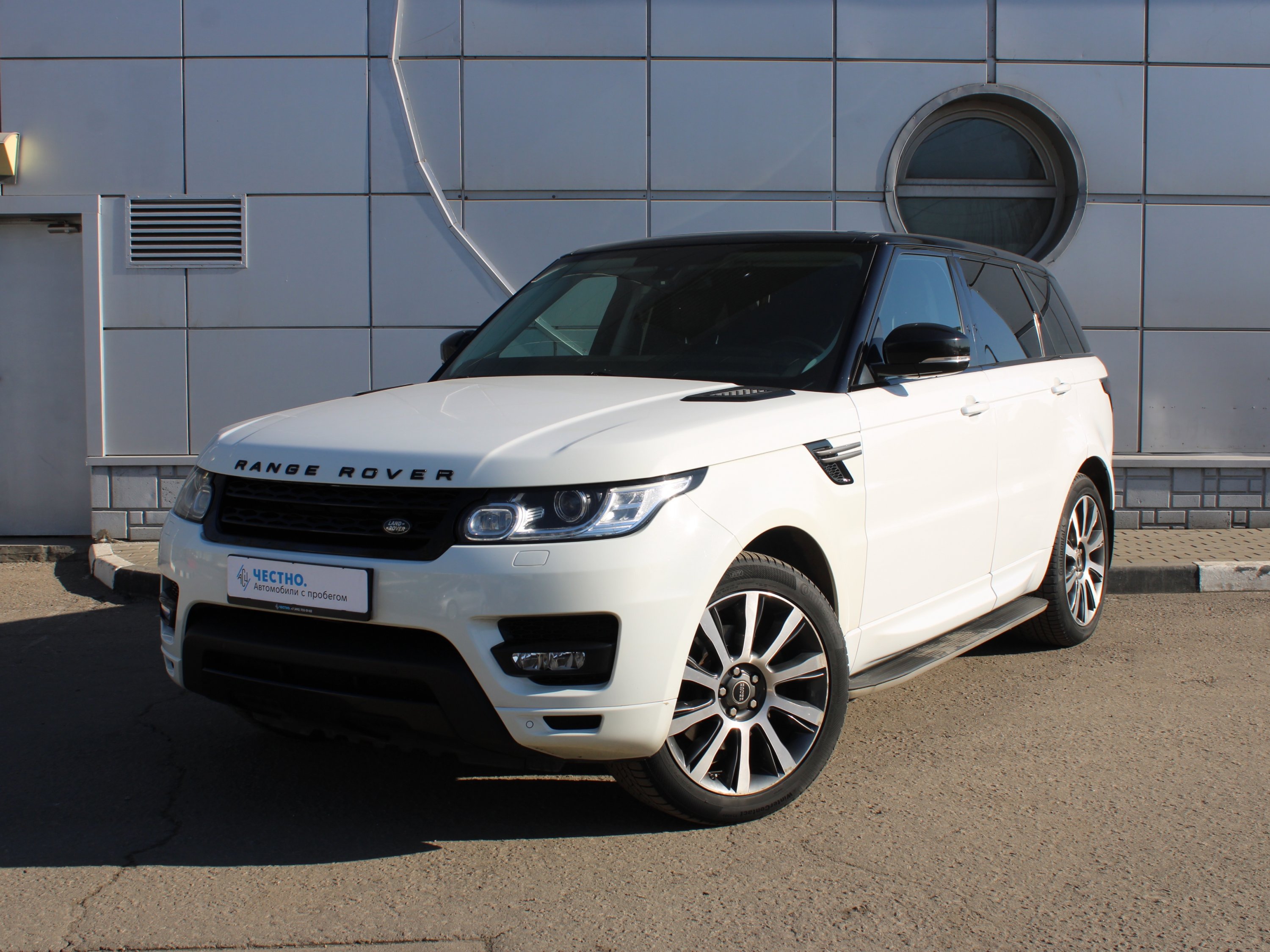 Автомобиль Land Rover Range Rover Sport II поколение 3.0d AT 4WD (249 л.с.) Base Белый 2016 с пробегом 79770 км