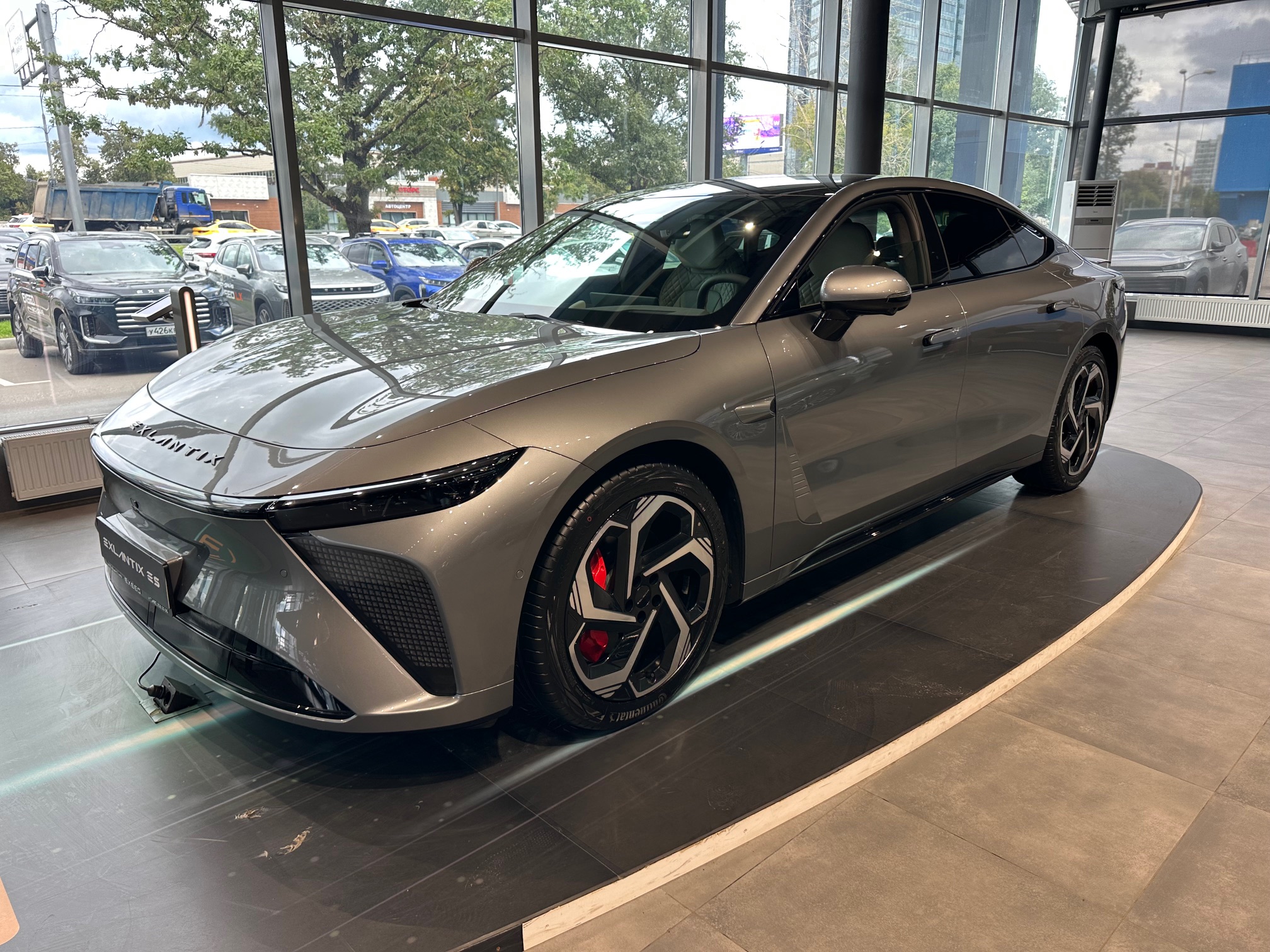 Автомобиль EXEED EXLANTIX ES I поколение 1.5hyb AT 4WD (469 л.с.) Base Серый 2025 новый