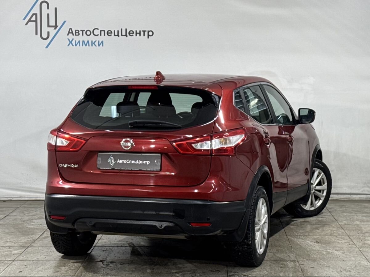 Автомобиль Nissan Qashqai II поколение 2.0 CVT (144 л.с.) SE Красный 2017 с пробегом 108 000 км