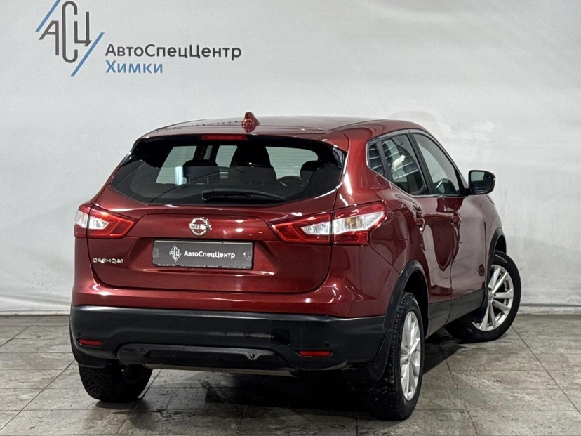 Автомобиль Nissan Qashqai II поколение 2.0 CVT (144 л.с.) SE Красный 2017 с пробегом 108 000 км