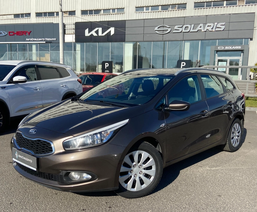 Автомобиль Kia Ceed II поколение 1.6 MT (129 л.с.) Comfort Коричневый 2013 с пробегом 90 300 км