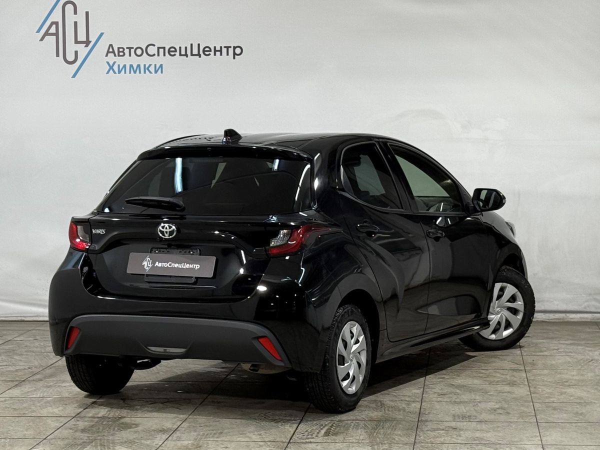 Автомобиль Toyota Yaris IV поколение (XP210) 1.0 CVT (69 л.с.) Base Чёрный 2021 с пробегом 59 000 км