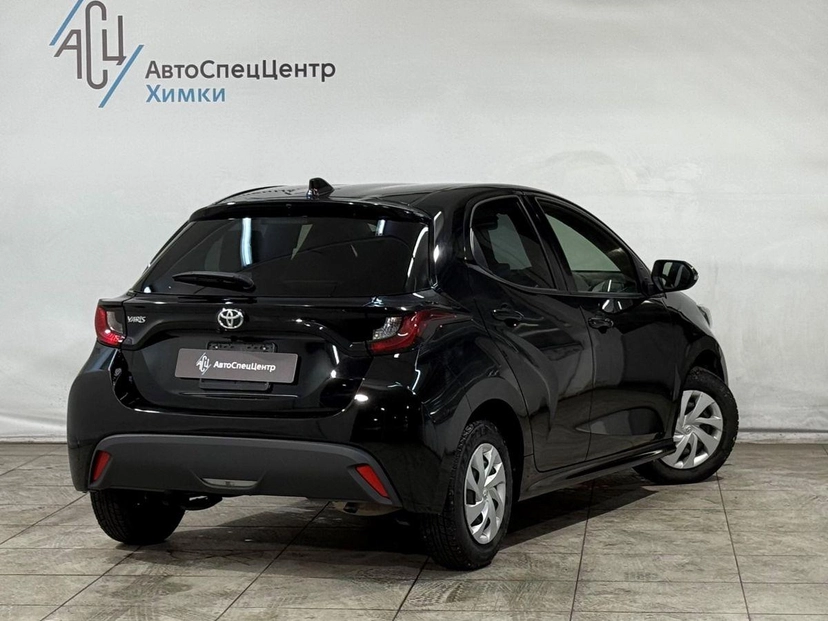 Автомобиль Toyota Yaris IV поколение (XP210) 1.0 CVT (69 л.с.) Base Чёрный 2021 с пробегом 59 000 км