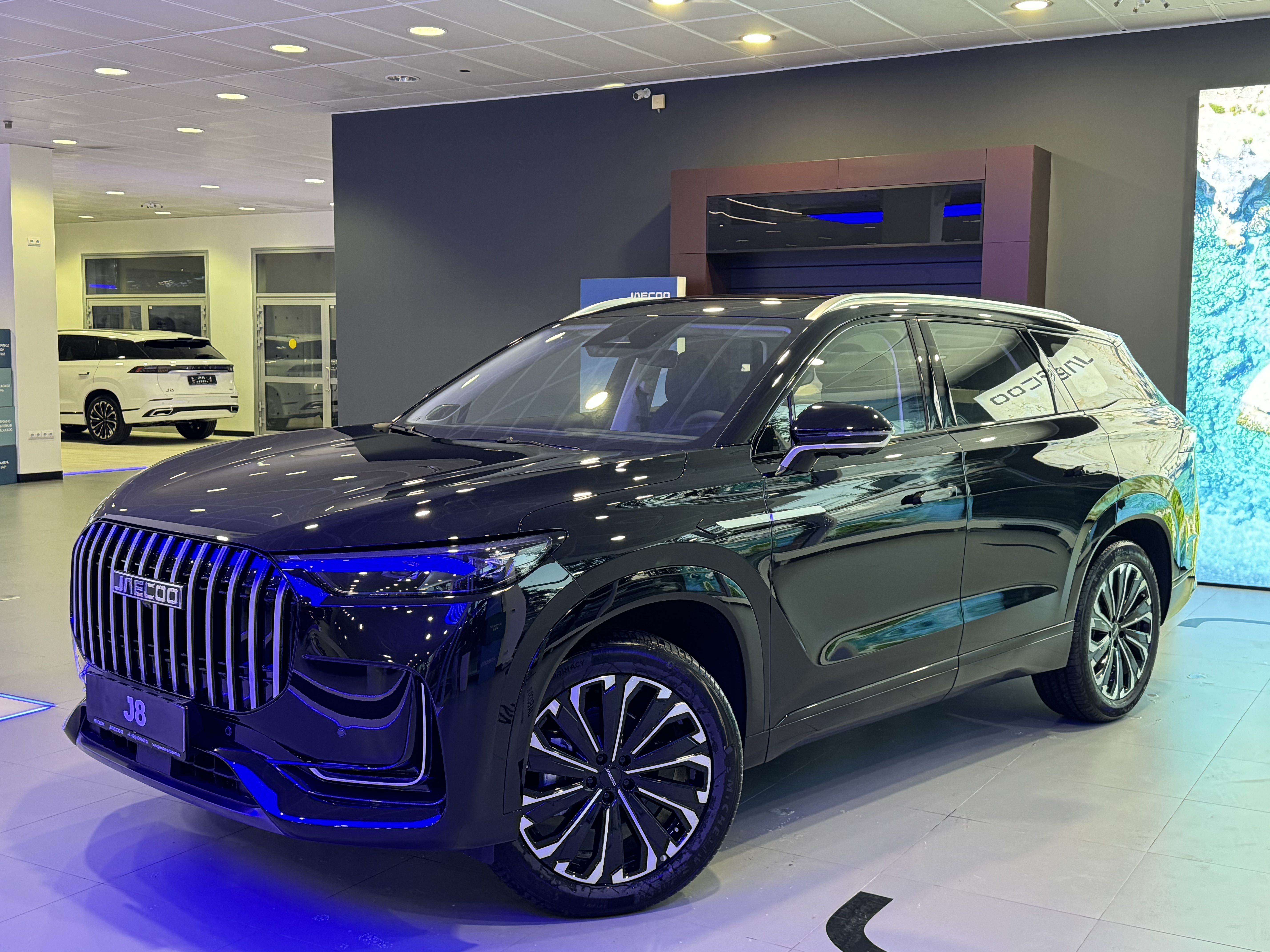Автомобиль Jaecoo J8 I поколение 2.0 AMT 4WD (249 л.с.) Престиж+ Чёрный 2025 новый