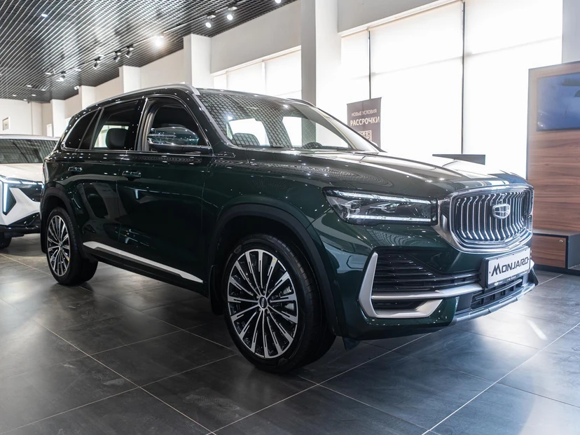 Автомобиль Geely Monjaro I поколение 2.0 AT 4WD (238 л.с.) Флагман Зелёный 2025 новый