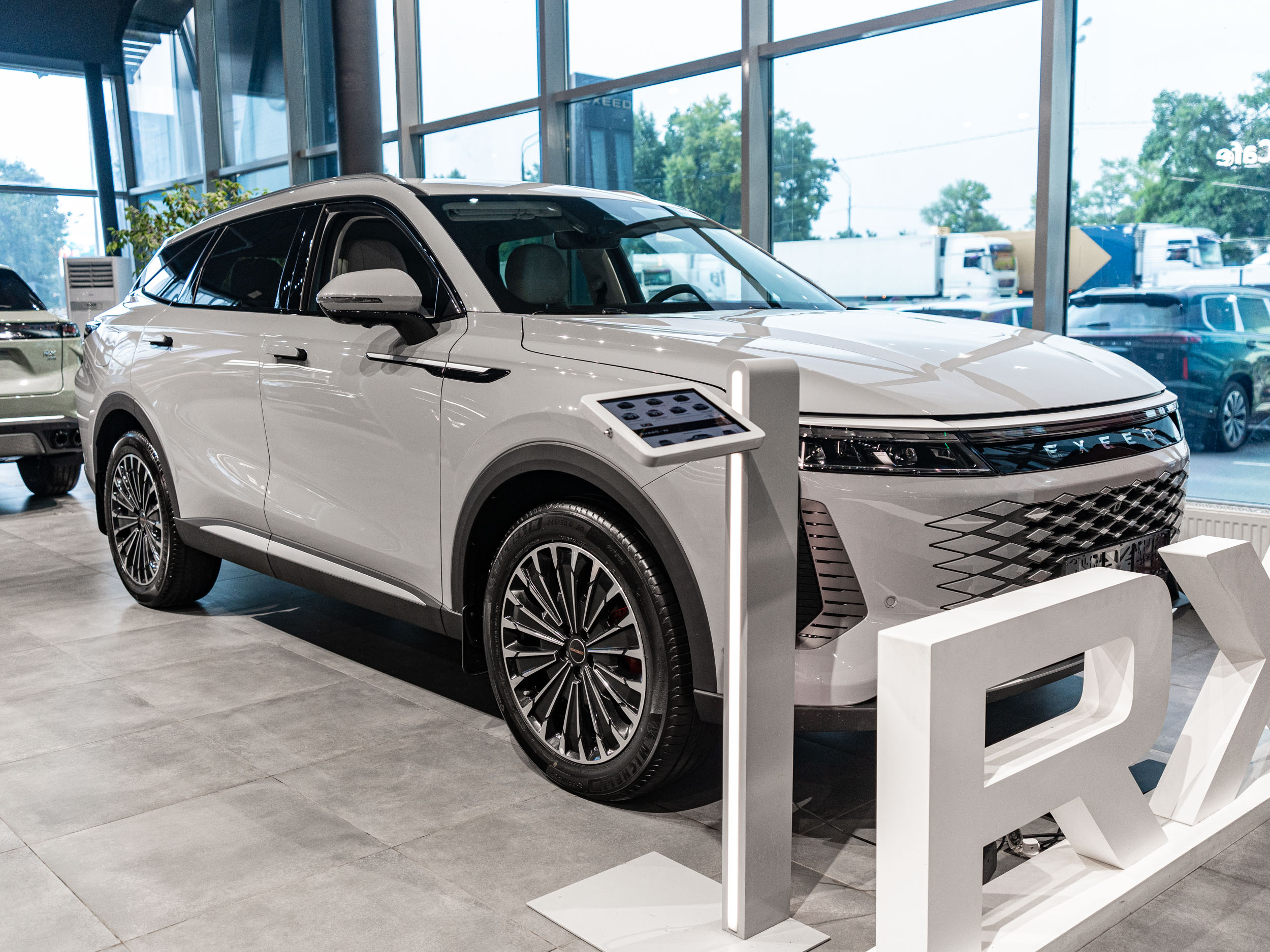 Автомобиль EXEED RX I поколение 2.0 AT 4WD (249 л.с.) Premium Серый 2024 новый