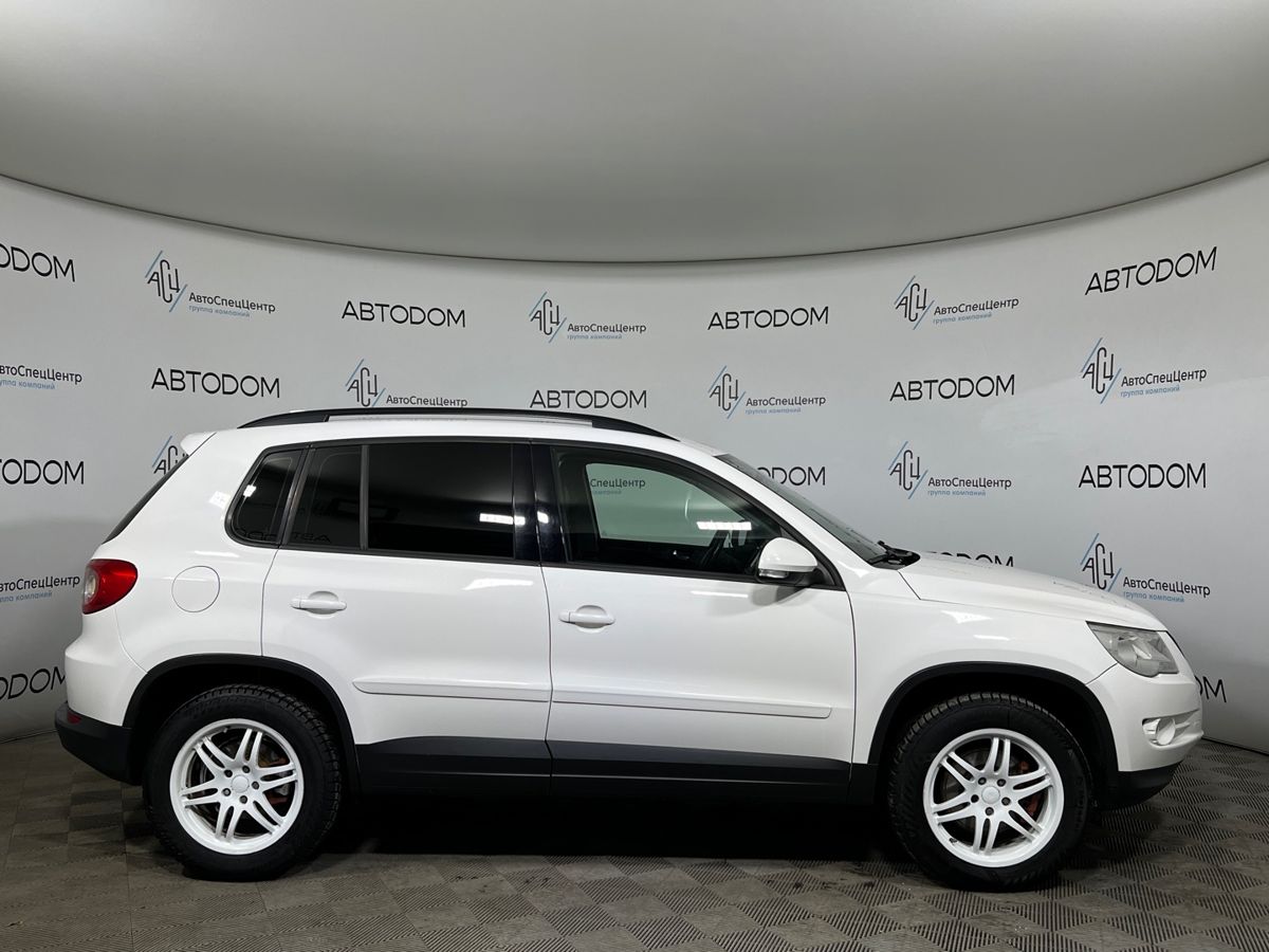 Автомобиль Volkswagen Tiguan I поколение 2.0 AT 4WD (170 л.с.) Track & Field Белый 2011 с пробегом 157 953 км