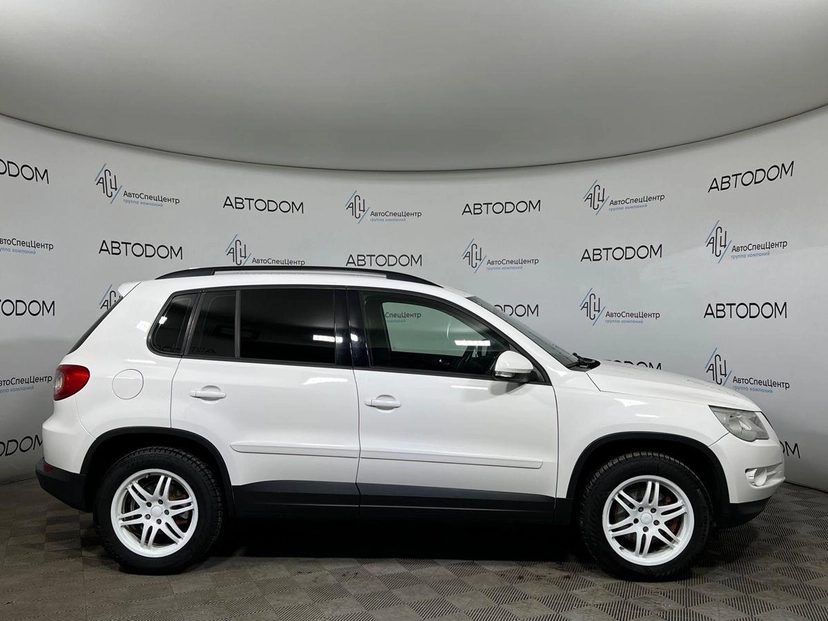Автомобиль Volkswagen Tiguan I поколение 2.0 AT 4WD (170 л.с.) Track & Field Белый 2011 с пробегом 157 953 км