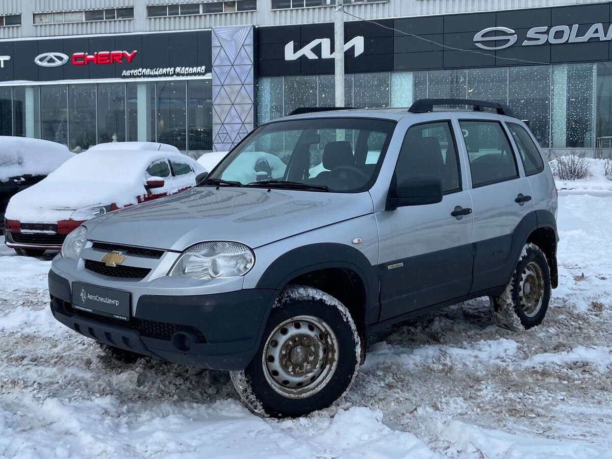 Автомобиль Chevrolet Niva I [рестайлинг] 1.7 MT 4WD (80 л.с.) LE Серебристый 2017 с пробегом 65 000 км