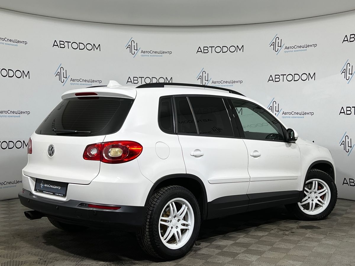 Автомобиль Volkswagen Tiguan I поколение 2.0 AT 4WD (170 л.с.) Track & Field Белый 2011 с пробегом 157 953 км