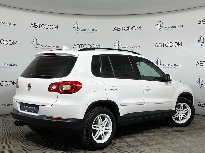 Автомобиль Volkswagen Tiguan I поколение 2.0 AT 4WD (170 л.с.) Track & Field Белый 2011 с пробегом 157 953 км