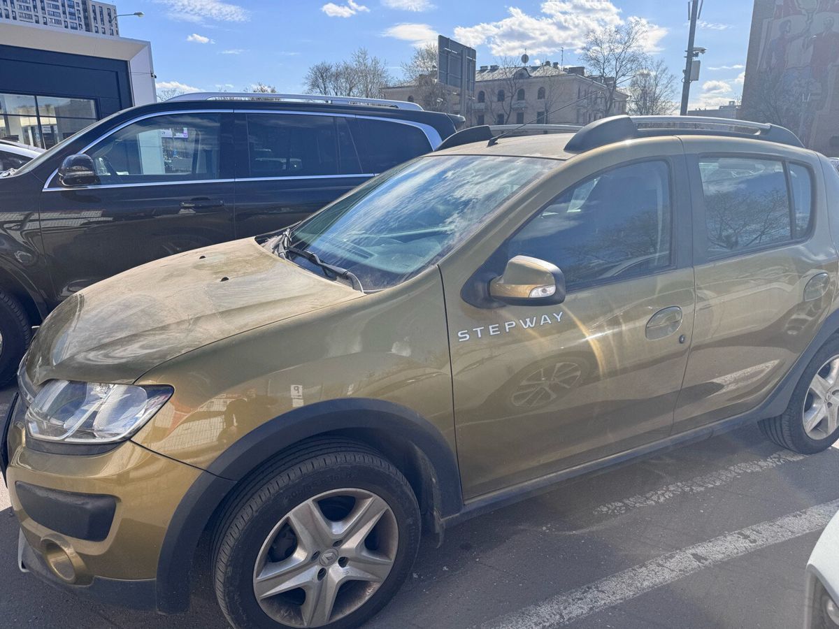 Автомобиль Renault Sandero II поколение 1.6 AT (102 л.с.) Privilege Золотой 2018 с пробегом 43 406 км