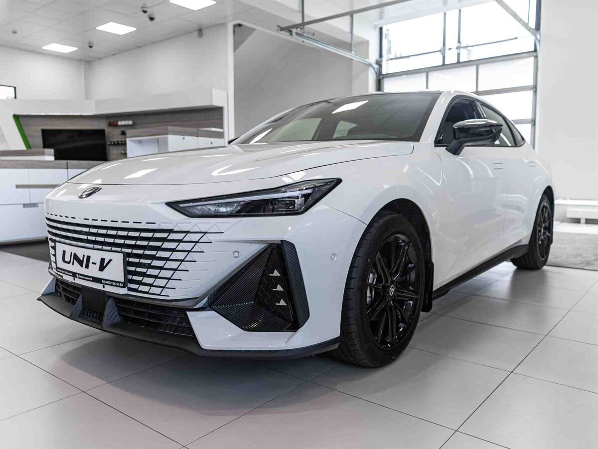 Автомобиль Changan UNI-V I поколение 1.5 AMT (181 л.с.) Tech Белый 2024 новый